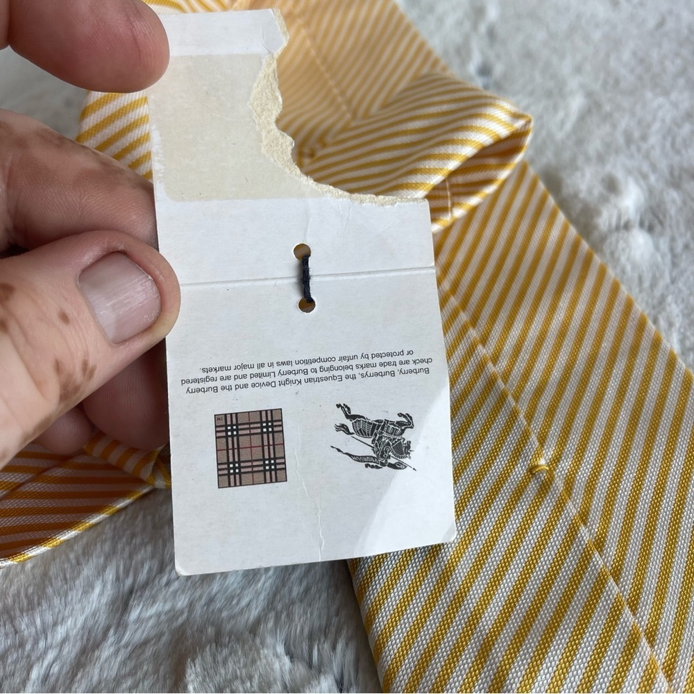 Burberry Classic Yellow and White Striped Tie New - Picture 10 of 10